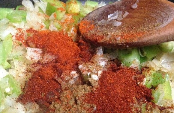 1. Этап. Макароны с фаршем и овощами: 6. Выключите огонь и добавьте в сковороду все специи, перемешайте.