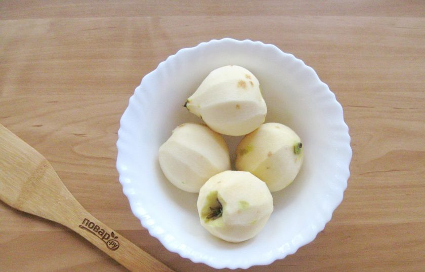 1. Этап. Компот из айвы на зиму без стерилизации: Айву помойте и очистите.