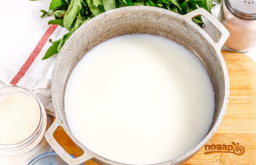1. Этап. Манная каша для ребенка: Молоко любой жирности и любого сорта перелейте в казан или в кастрюлю с антипригарным дном.