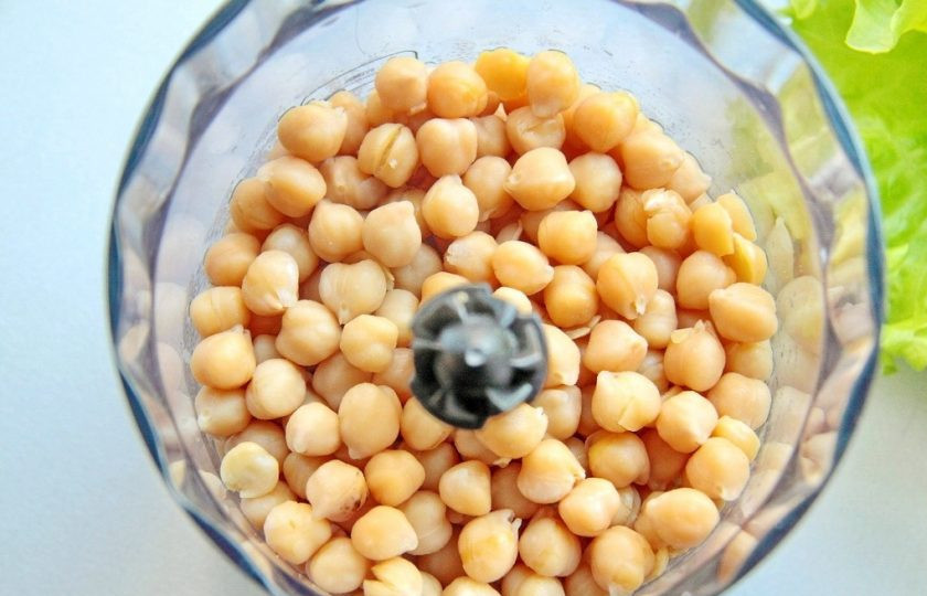 1. Этап. Вегетарианский бургер (мастер-класс): Нут залейте кипятком и оставьте до остывания. После чего промойте, отварите до готовности и откиньте на дуршлаг. Переложите в чашу блендера.