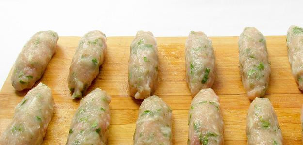 1. Этап. Люля-кебаб из куриного фарша: 4. Формируем люля-кебаб и выкладываем на поверхность. Раскалив сковороду с растительным маслом, убавляем огонь и отправляем жариться люля-кебаб из куриного фарша.