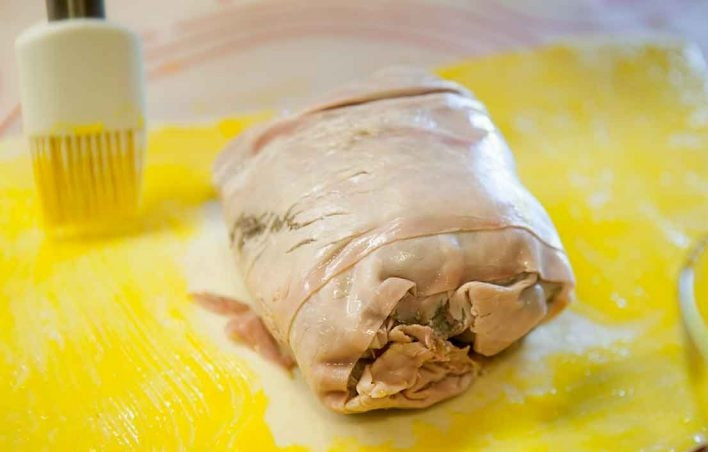 1. Этап. Говядина Веллингтон с грибной пастой: 7. Разморозьте тесто заранее, выньте мясо из холодильника и снимите пищевую пленку.