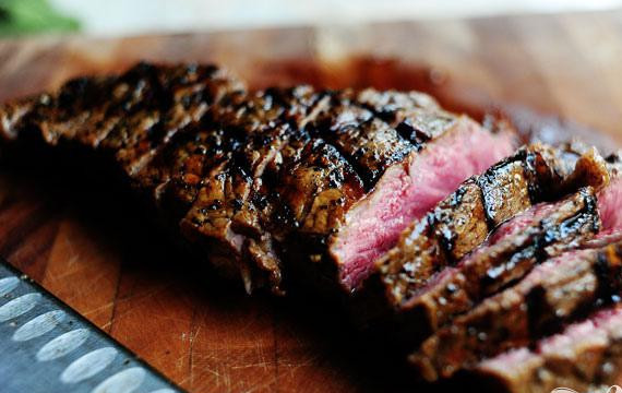 1. Этап. Салат со стейком: 5. Обжарить стейк на гриле примерно 2 минуты с каждой стороны. Дать немного остыть и нарезать тонкими ломтиками.