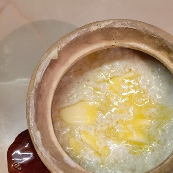 1. Этап. Пшенная каша в горшочках: Затем вытащить горшочек из духовки и добавить в него сливочное масло. Снова поставить в духовку и готовить до образования на каше корочки золотистого оттенка. Когда появится корочка, накрыть горшочек крышкой, выключить духовку и дать постоять еще 10мин.