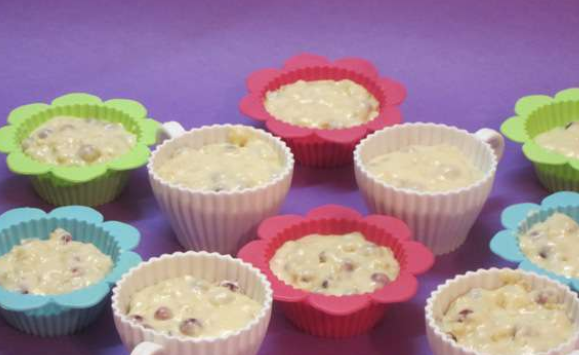 1. Этап. Смородиновые маффины: Раскладываем тесто по формочкам, наполнив их на 2/3. Выпекаем кексы в духовке 20 минут, температура 180 градусов.