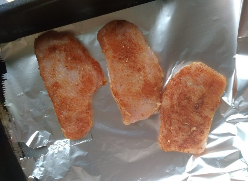 1. Этап. Филе индейки с чесноком в фольге: 4. Потом выложите индейку на фольгу в противне.