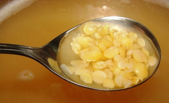 1. Этап. Гороховый суп с капустой: Замочите горох накануне приготовления на ночь, затем промойте и отварите в течение часа.