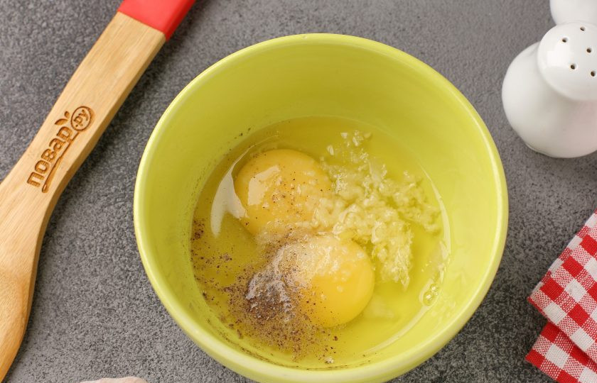 1. Этап. Гренки из черного хлеба с яйцом: Яйца посолите и поперчите по вкусу. Выдавите 1-2 зубчика чеснока.