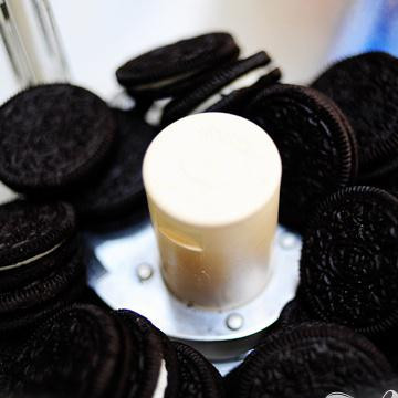 1. Этап. Кремовый торт с малиной: Поместите в кухонный комбайн 25 шоколадных печений.