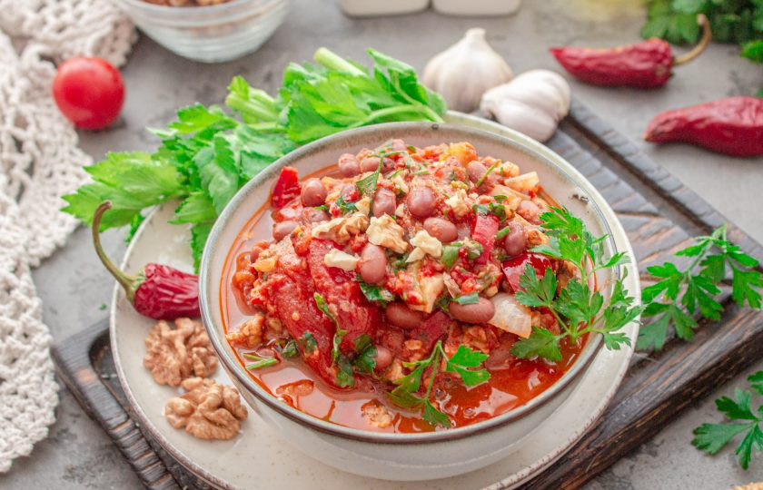 1. Этап. Лобио с сельдереем: Готовое лобио подавайте как самостоятельное блюдо с хлебом, лавашем или питой. Приятного аппетита!