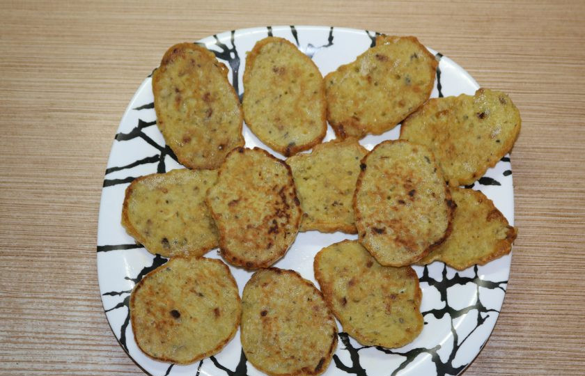 1. Этап. Оладьи из чечевицы с булгуром: Из данного количества ингредиентов получается приличное количество вкусных оладий.