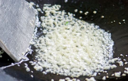 1. Этап. Рис с чесноком: 4. Отправить туда измельченный чеснок и постоянно помешивать. Он не должен гореть, а лишь немного подзолотиться.