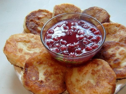 1. Этап. Биточки с киселем: 7. Готовые биточки вначале выложить на бумажную салфетку, чтобы убрать лишний жир, а затем на тарелку. Поливать киселем перед подачей не стоит, чтобы они оставались хрустящими.