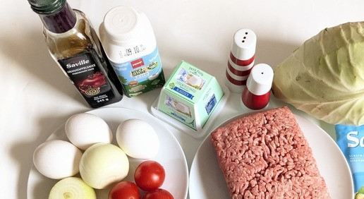 1. Этап. Запеканка из капусты и фарша: Приготовить ингредиенты, капусту и помидоры помыть, лук и чеснок почистить.