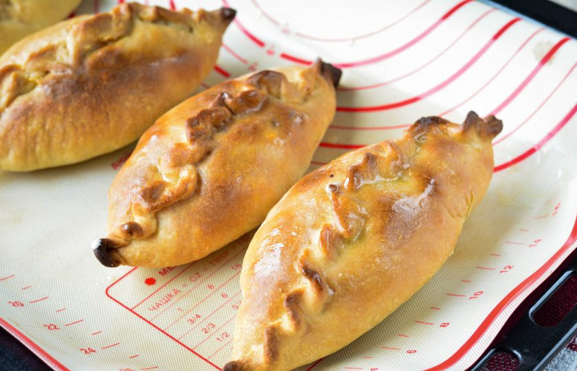 1. Этап. Татарские пирожки с картошкой: Выпекайте пирожки в духовке при температуре 220 градусов в течение 20-25 минут. Готовые изделия достаньте и прикройте полотенцем на столе, чтобы они стали мягче. Затем горячие пирожки смажьте сливочным маслом.