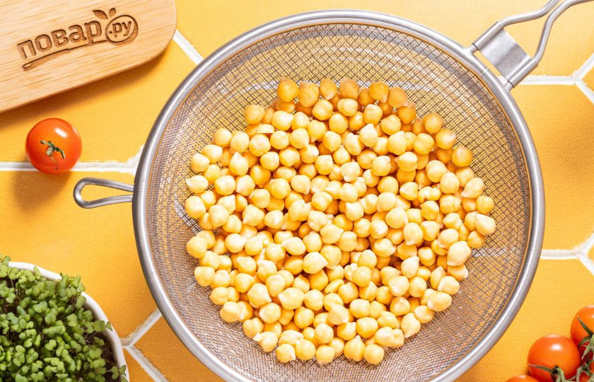 1. Этап. Фалафель в аэрогриле: Промойте нут, откиньте на сито и дайте стечь лишней воде. После тщательно обсушите нут с помощью бумажных полотенец, чтобы он не был вообще мокрым.