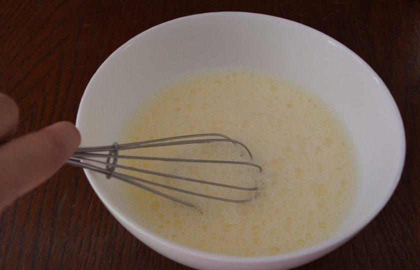 1. Этап. Блинчики соленые: В миску разбейте 1 яйцо. Влейте 1 стакан молока. Добавляем сразу сахар и соль.