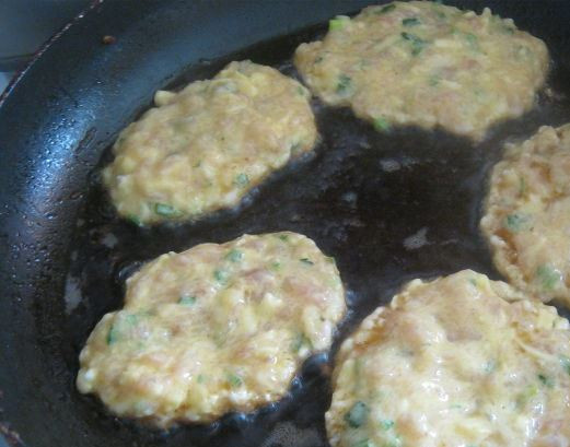 1. Этап. Второе из фарша: В сковороде разогреваем растительное масло. С помощью ложки выкладываем оладушки на сковороду. Обжариваем с двух сторон, до румяной корочки.