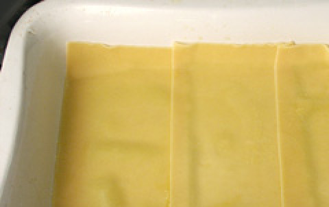 1. Этап. Лазанья с мясом и овощами: В форму уложите отваренные листы лазаньи.