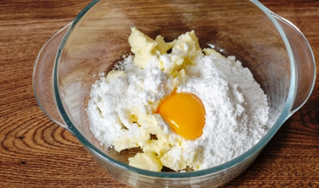 1. Этап. Абрикосовое суфле: Разомните сливочное масло, добавьте 65 г. сахарной пудры и яичный желток.