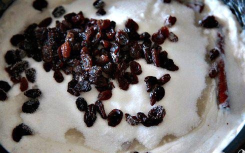 1. Этап. Рисовый десерт с изюмом: 5. Добавить сахар и изюм, перемешать и довести до кипения на умеренном огне. Уменьшить огонь до слабого и варить еще 15 минут, не перемешивая.