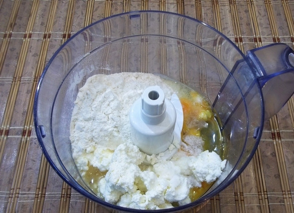 1. Этап. Творожное тесто с фаршем: Замесите тесто (можно вручную или с помощью кухонного комбайна). Соедините творог, муку, яйцо, добавьте соль по вкусу (щепотки достаточно).