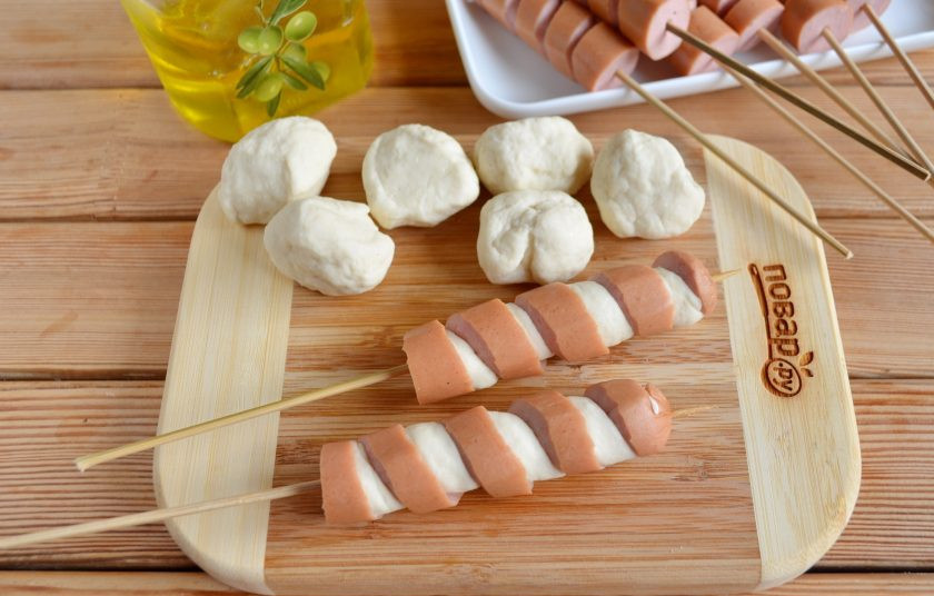 1. Этап. Хот-дог Торнадо: Вложите плотно жгутики между витками сосиски.