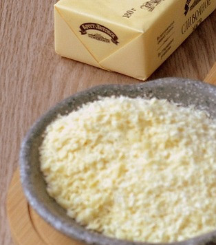 1. Этап. Глазурь из белого шоколада: Измельчить шоколад в крошку, выложить её в миску. Удобно это сделать на тёрке.