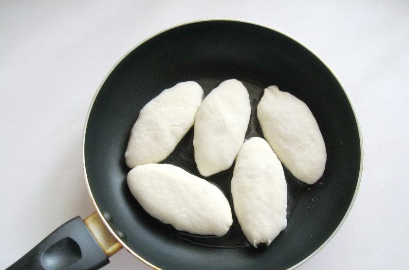 1. Этап. Жареные пирожки со сливовым джемом: На горячую сковороду с рафинированным подсолнечным маслом выложите пирожки.