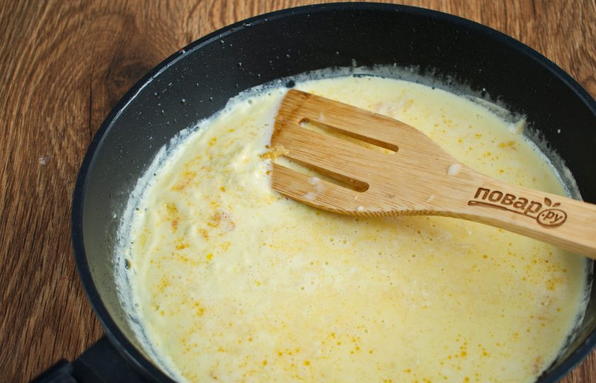 1. Этап. Сливочная Карбонара: Желтки со сливками взбейте венчиком. Добавьте тертый пармезан, соль, перец по вкусу. Перемешайте. Вылейте соус на сковороду с оставшимся жиром. Готовьте до загустения.