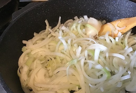 1. Этап. Чизбургер с карамелизированным луком: Лук очистить и нарезать полукольцами. Нагреть сковороду на среднем или сильном огне. Добавить в сковороду 1 ст. л. оливковое масло и лук, уменьшить огонь до среднего и готовить, пока он не начнет подрумяниваться, около 8 минут.