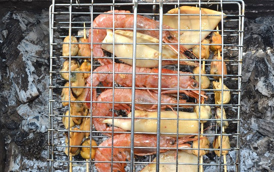 1. Этап. Морепродукты на мангале: Выложите кальмары и креветки на решетку. Мидии нанизайте на шпажки, предварительно замоченные в холодной воде.