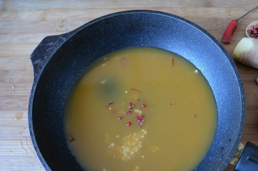 1. Этап. Фрикадельки из индейки в цитрусовой глазури: Готовим соус к фрикаделькам - глазурь. Можно делать из готового сока, но вкуснее и ароматнее будет соус из свежевыжатого сока. Для приготовления можно брать апельсины, мандарины, минеолу или смесь цитрусовых. Выжимаем сок. Добавляем тёртый имбирь, чеснок (я выдавливаю их вместе на чеснокодавилке), сахар, соль, соевый соус, перец чили и розовый перец. Количество сахара зависит от сладости цитрусовых.