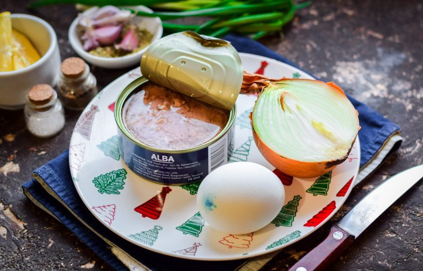 1. Этап. Паштет из тунца: Подготовьте ингредиенты. Яйцо отварите заранее.