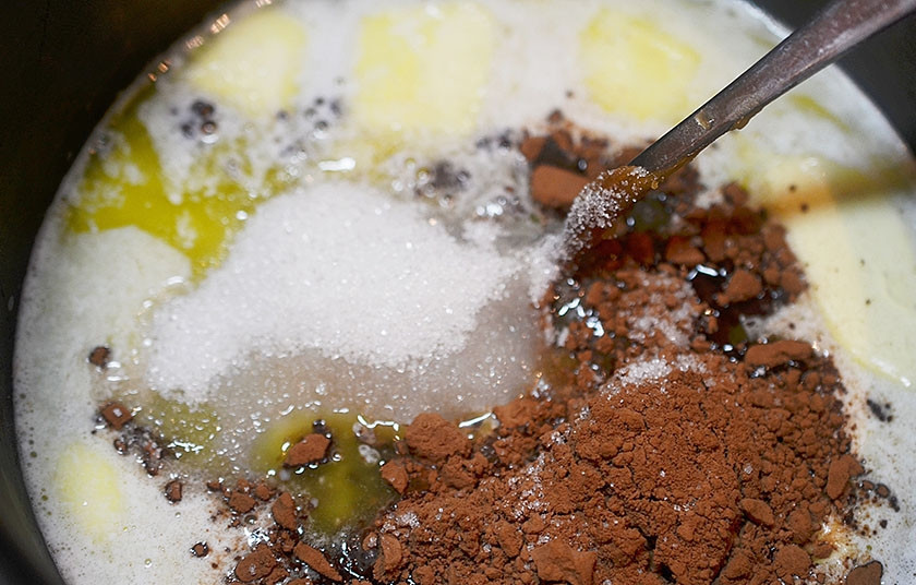 1. Этап. Шоколадный пряник Чернослив в роме: 3. Добавьте какао, специи, кофе.