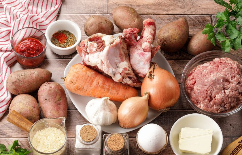 1. Этап. Кололик: Подготовьте все ингредиенты по списку. Мясо промойте и обсушите. Срежьте мясо с кости и пропустите через мясорубку с крупной решёткой. Кости оставьте на бульон. Специи можете взять на свой вкус.