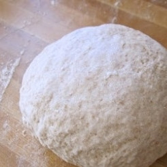 1. Этап. Пита: Когда тесто загустеет до такой степени, что мешать его ложкой станет невозможно, начинаем месить тесто руками. Месим до тех пор, пока тесто не станет мягким и послушным. Из мягкого теста формируем мягкий, не липнущий к рукам шар. Оставляем тесто в теплом месте.