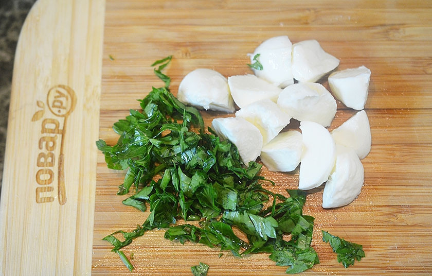 1. Этап. Каприз в авокадо: 2. Моцареллу нарежьте кубиком (либо сразу возьмите маленькими шариками), базилик измельчите.