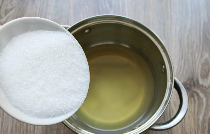 1. Этап. Варенье из мяты с лимоном: Всыпьте сахар в кастрюлю с мятным отваром и поставьте на средний огонь.