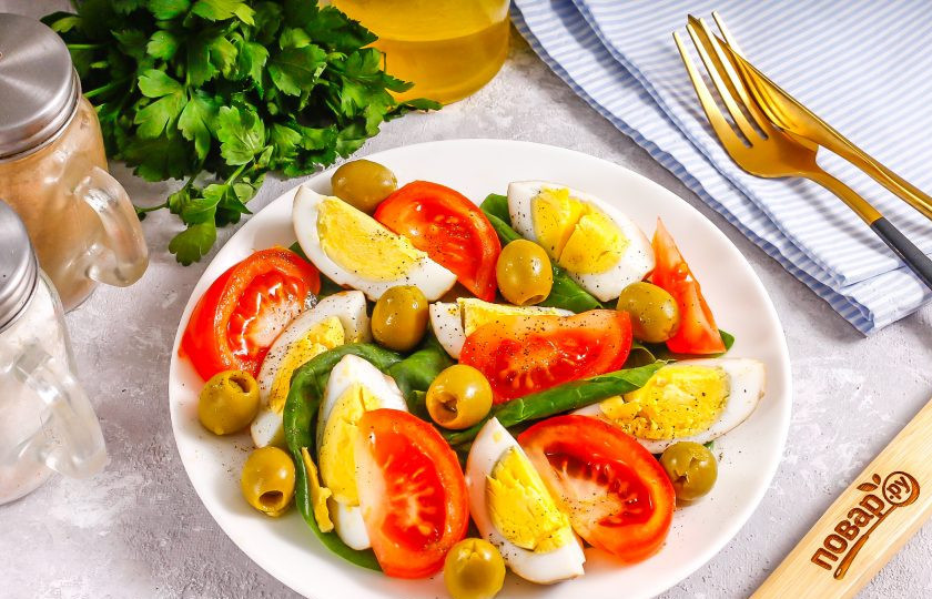 1. Этап. Салат с копчеными яйцами: Подайте салат к столу сразу же после его приготовления. Приятного аппетита!