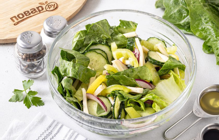 1. Этап. Салат с перцем, огурцом и сыром: Заправьте салат оливковым маслом с бальзамическим уксусом и лимонным соком. Посолите и поперчите по вкусу. Все перемешайте.