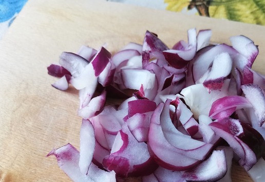 1. Этап. Холодный жёлтый суп: Ялтинский лук нарезать мелкими кубиками.