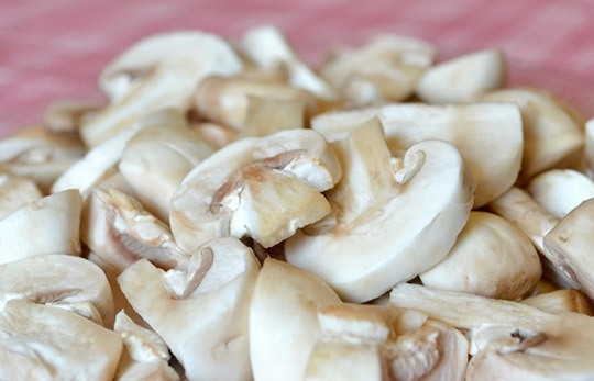 1. Этап. Куриные ножки, запеченные в мультиварке: 3. Тем временем очистите и вымойте грибы, нарежьте их небольшими кусочками или пластинками.