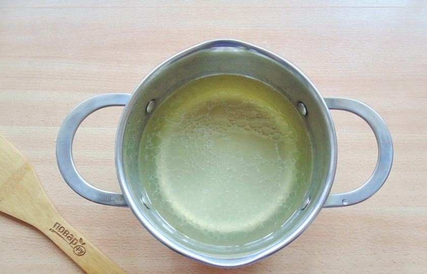 1. Этап. Сырный швейцарский суп: В кастрюлю налейте крепкий мясной бульон. У меня куриный.