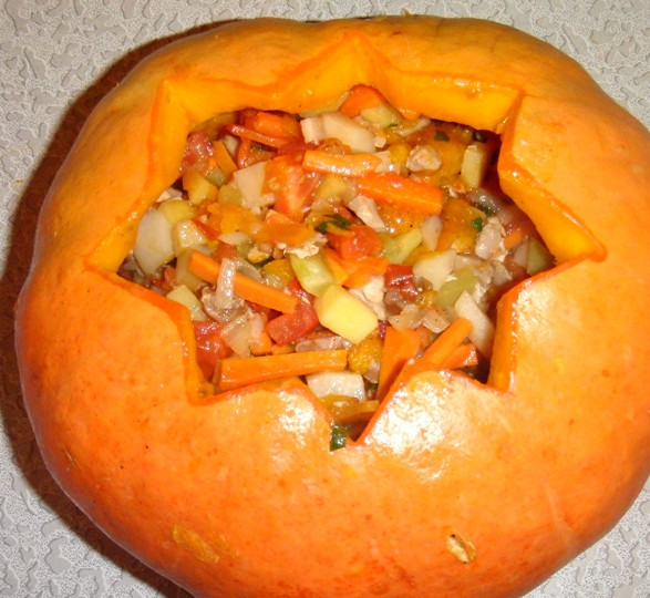 1. Этап. Куриное рагу в тыкве: Всю начинку со сковороды перекладываем в тыкву, Перекладываем аккуратно, чтобы стенки “горшочка” остались целыми. И закрываем тыквенный горшочек ранее отрезанной крышечкой.