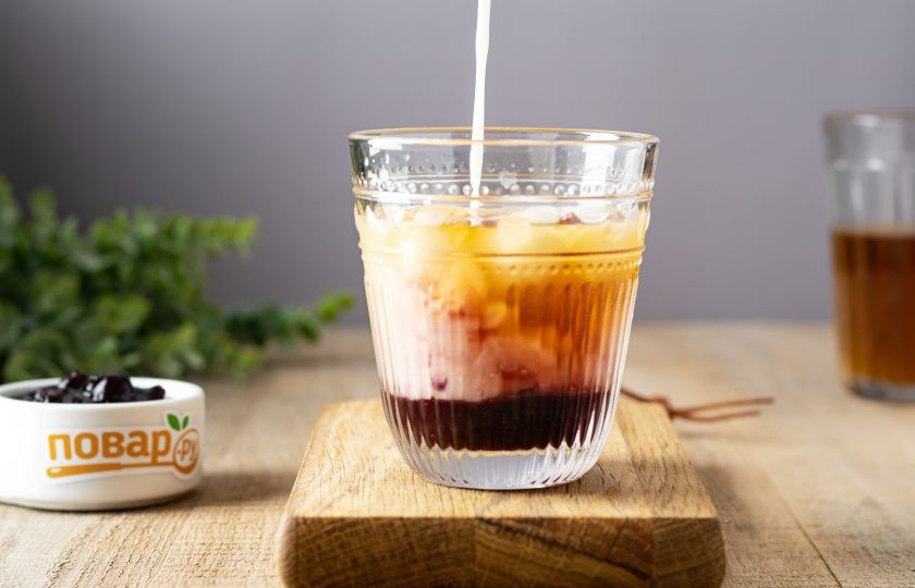 1. Этап. Холодный кофе с вареньем: Затем добавьте молоко по вкусу.