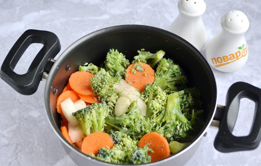 1. Этап. Суп из брокколи с сыром: 2. Сложите в кастрюлю порезанные овощи, добавьте соль, перец, бульон. Доведите до кипения, уменьшите огонь и варите до мягкости капусты, примерно 10-15 минут.