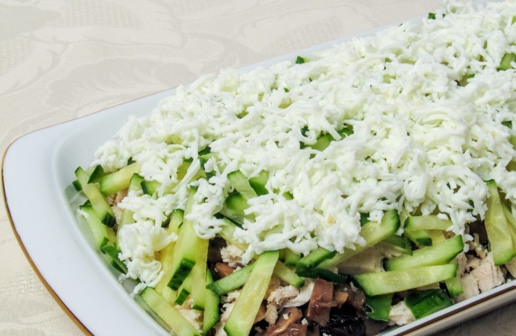 1. Этап. Салат с курицей и грибами слоями: Дальше уложите белки, немного соуса и желтки.