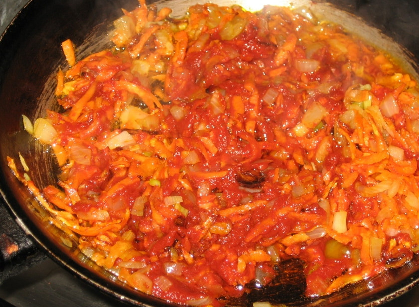 1. Этап. Болгарский перец с морковью: Добавить натертые или измельченные в блендере помидоры, соль, сахар, перец и корицу. Готовим еще минут 5 на среднем огне.