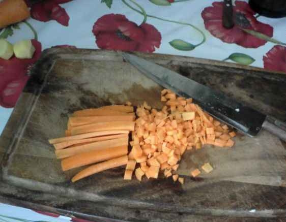 1. Этап. Кабачки тушеные с чесноком: И морковь.